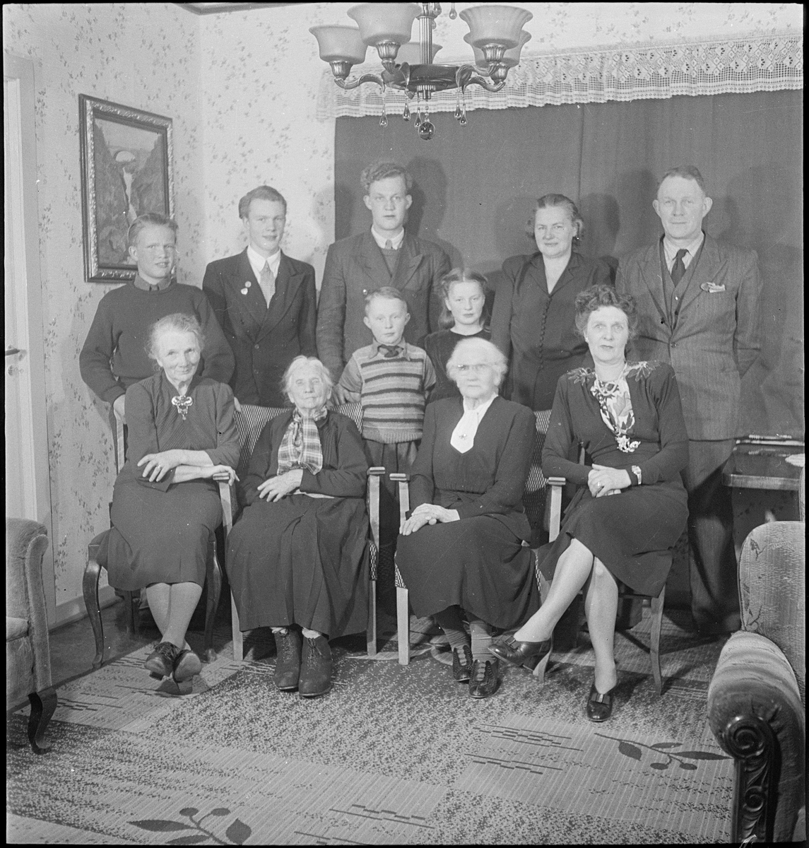 Familien Thorsen samlet i ei stue. De eldste kvinnene sitter fremme med familien samlet bak seg.