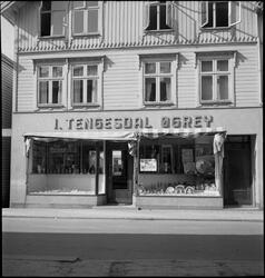 Kjøkkenbutikken "I. Tengesdal Øgrey" i Egersund. Det er glas