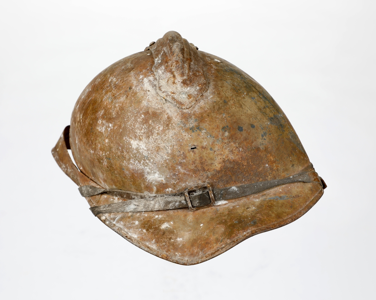 Fransk stålhjelm funnet på slagmarken mellom Rheims og Berry-au-Bac 9/4 1920. Hjelmen er sammenklemt.
