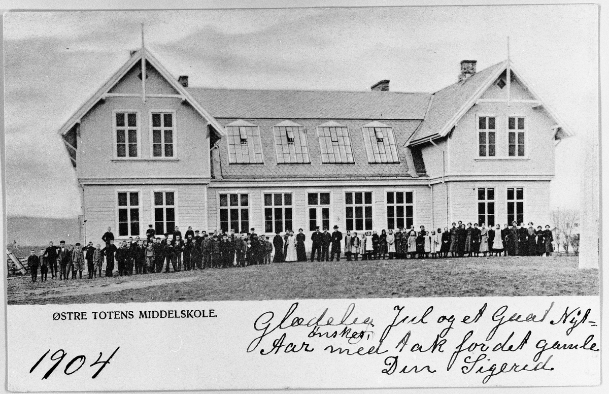 Østre Toten Middelskole 1904, med elever og lærere foran.