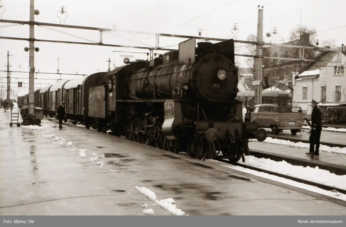 Damplokomotiv 31b nr. 416 med godstog på Hamar stasjon