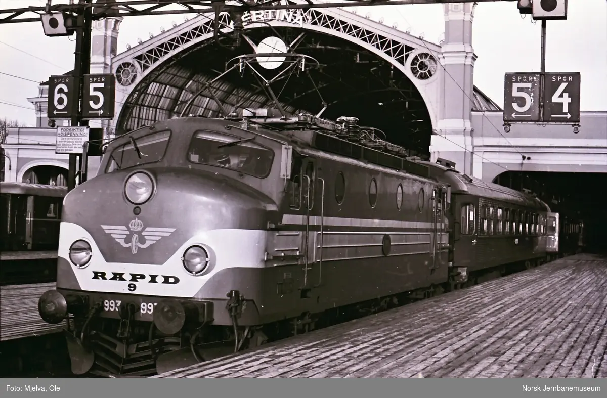 Svensk elektrisk lok litra Ra (Rapid) nr. 997 med ekspresstog til Stockholm på Oslo Østbanestasjon