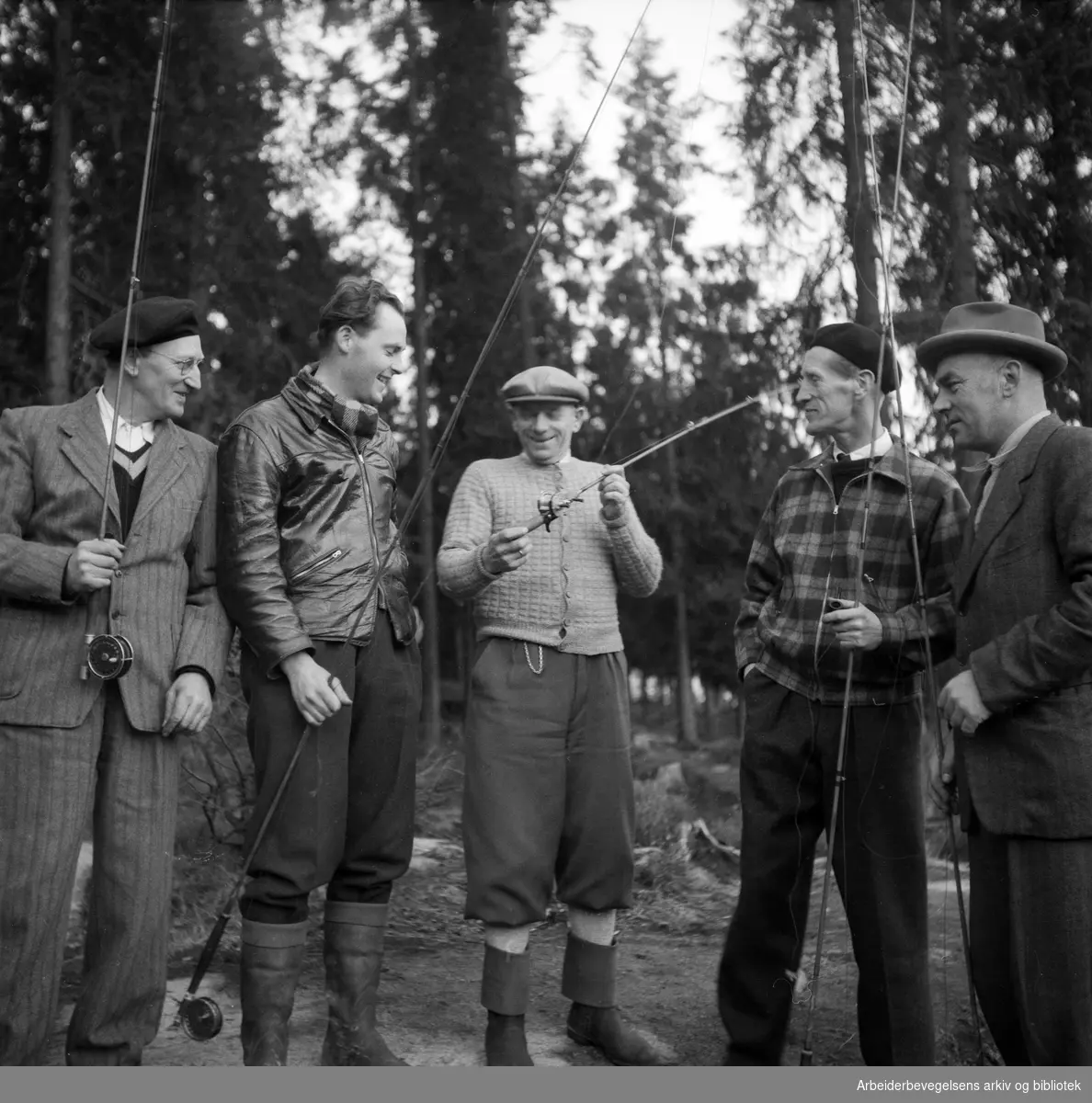 Arbeidernes Jeger- og Fiskerforening holder kurs i stangfiske ved Trollvannet. Fra venstre: Lorang Olsen, Arnfinn Gromsrud, Eugen Nilsen, Helge Andresen og Robert Ljungquist. Mai 1953.