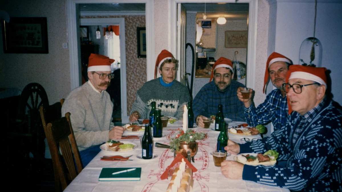 Julfest för hembygdsföreningens funktionärer på Långåker, 1980-tal. Iklädda röda tomteluvor ses från vänster: Håkan Magnusson, Karin Gustafsson, Staffan Bjerrhede, Berny Gustafsson samt Thure Bjerrhede.