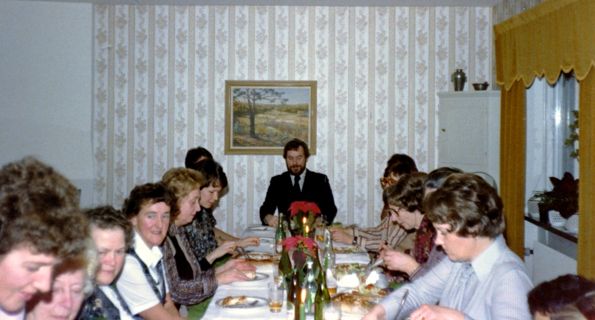 Personalfest på Brattåshemmet i januari 1979. Från vänster: 1. Ingela Sjöberg, kokerska. 2. Okänd. 3: Elsa Dellermark, vårdbiträde. 4. Maj-Britt Reimertz. Övriga är okända. Tavlan "Vy över Vommedal" som ses i bakgrunden, är målad av Rut Lindström. Relaterat motiv: A1862.