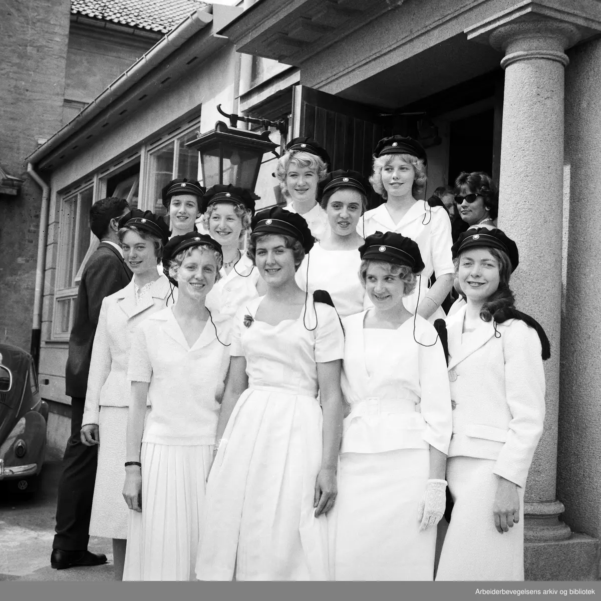 Avgangsklasse ved Teisen skole. Juni 1960. Hvitkledte. Alle med