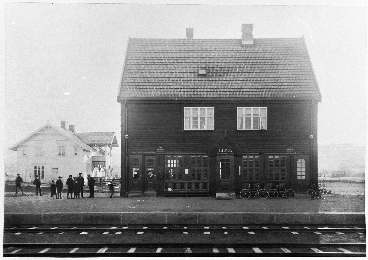 Stasjonsbygningen på Lena, Østre Toten, ca. 1915. Til venstre for stasjonsbygningen er Valle Søndre Østre som var eid av Olaf Tømmerstigen.