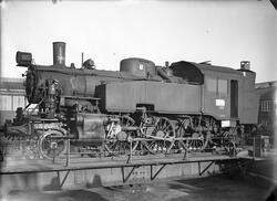 Damplokomotiv type 32c 389 på svingskiven utenfor verkstedha