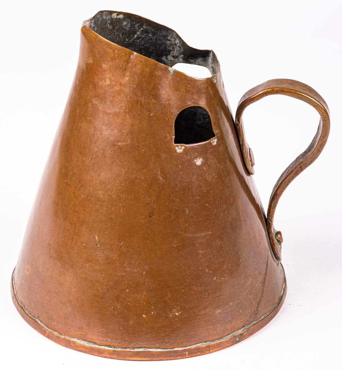 Brännvinsmått av koppar, konisk form, ett handtag. En bit bortklippt invid kröningen. Krönt 1808, LCK.