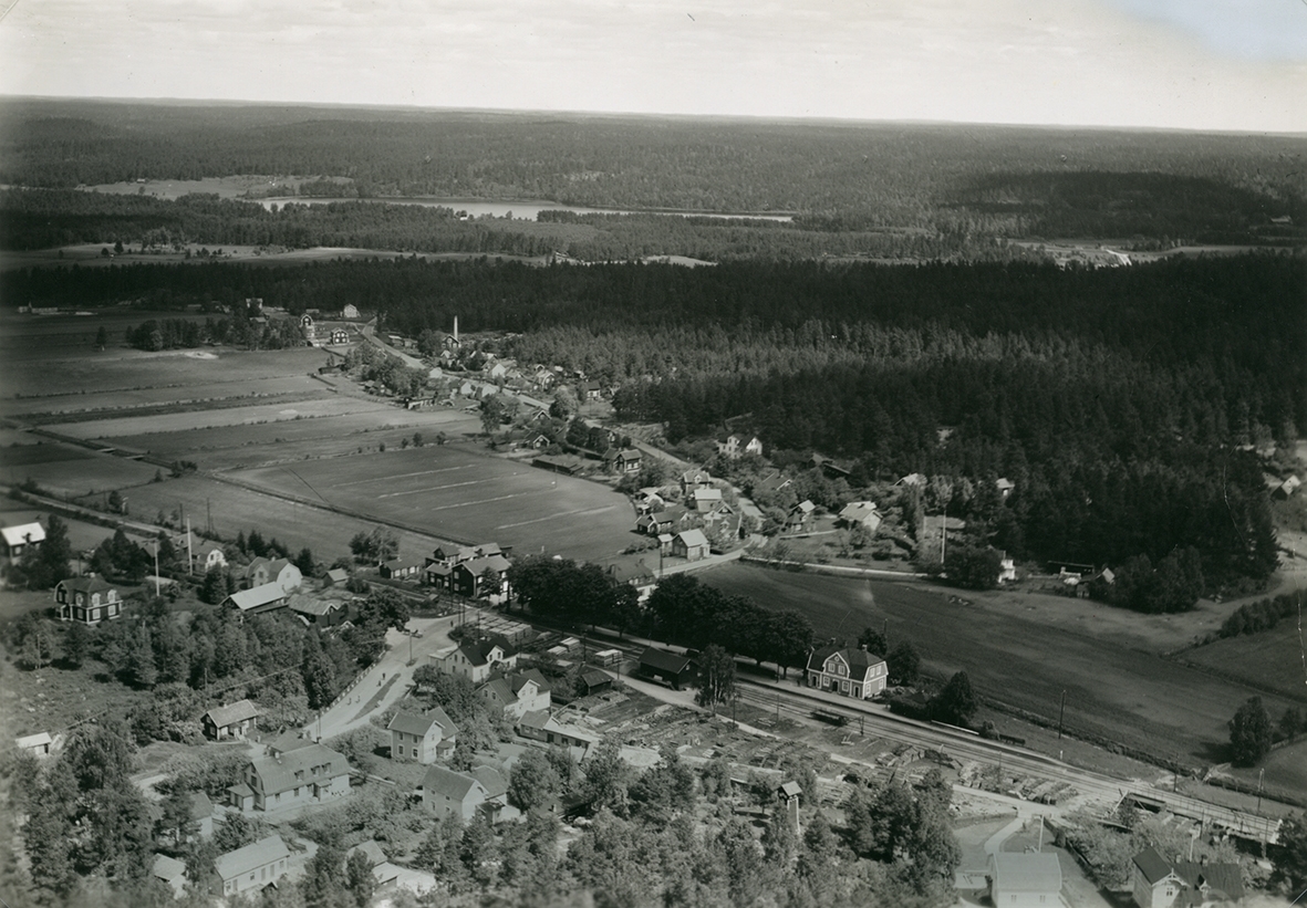 Flygfoto över Mörlunda med järnvägsstationen.