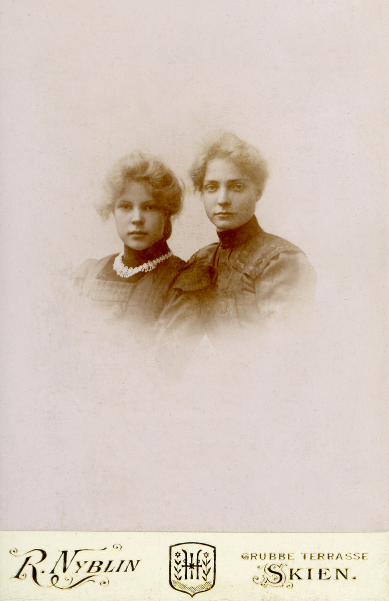 Portrettfoto av to unge kvinner