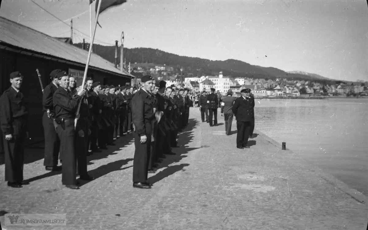 Kongebesøk i Molde 26.08.1945..Den britiske jageren HMS Mackay (I70)(D70)..(se Oddbjørn Harnes: Med Kongefamilien gjennom Romsdal, 1906-1982 side 88-97).(Se Molde Bys HistorieIV side 220-221).