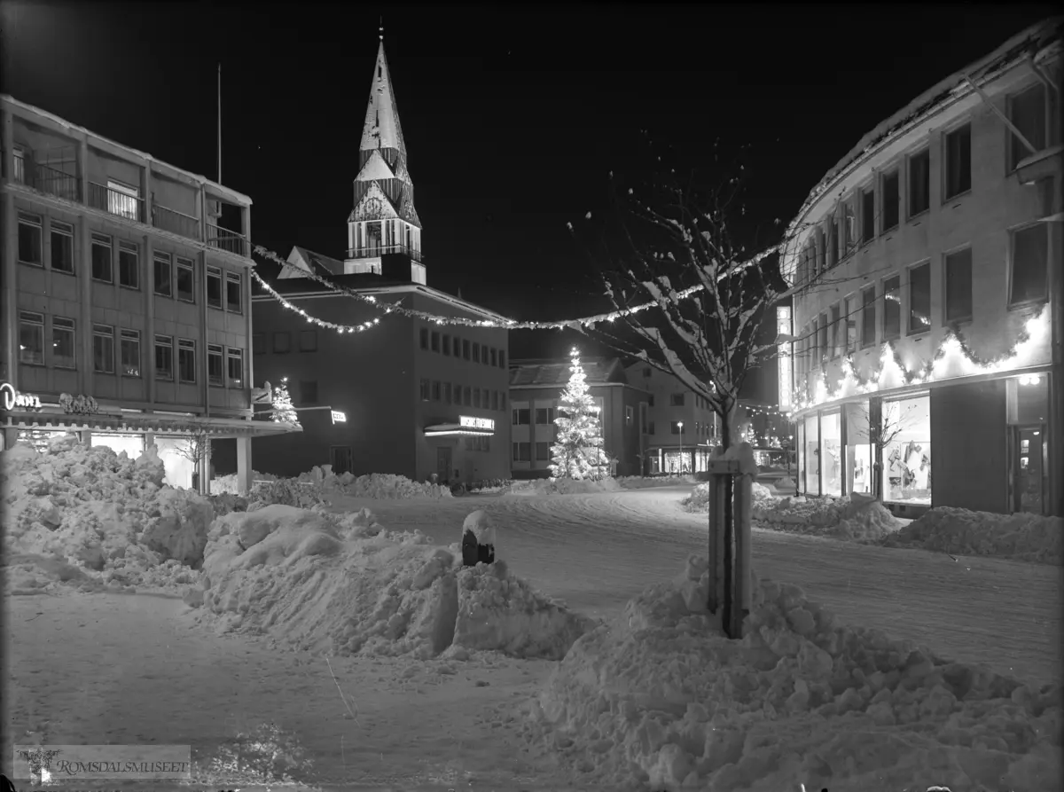 "Molde kirke fra gaten. Julen"