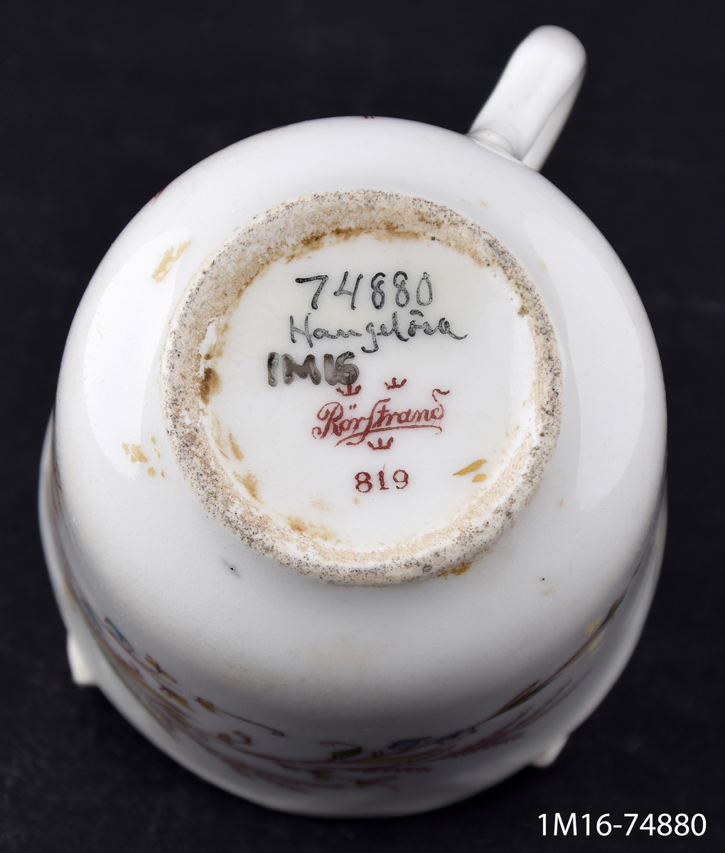 Kaffekopp, av porslin, nästan cylindrisk, motiv, blommor som sveper om koppen. Märkt: Rörstrand 819.
