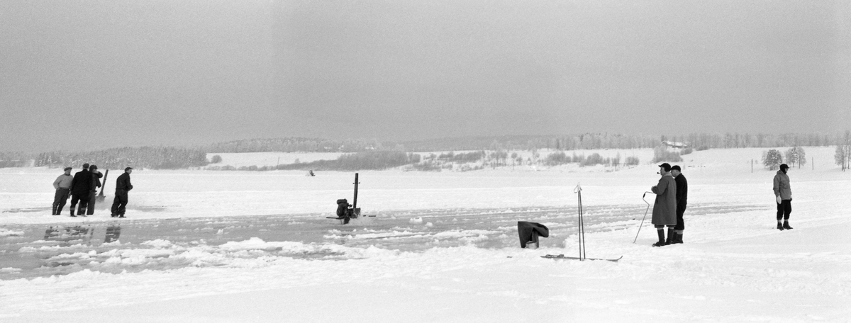 Sprøyting av isen etter tråkking. Vingersjøene, Kongsvinger, Hedmark.