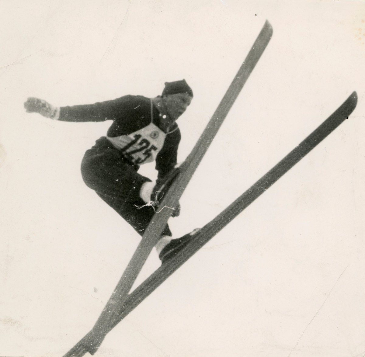Birger Ruuds kråkehopp i hans siste renn i Holmenkollen i 1953,.