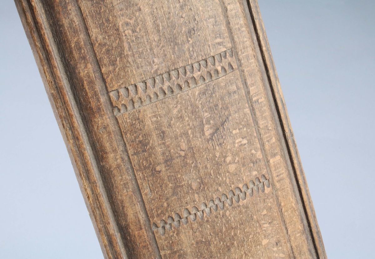 Mangelbräde i brunbetsad ek. Handtag infällt (saknas år 2021). Profilerade kanter; tre grupper nagelsnitt; fram- och bakändarne med halvrunda 
u-snitt. På ovansidan stämplat: "AHS". (Gunnar Blomgren)

Mangelbräde eller kavelbräde är ett redskap av trä som använts för mangling av textilier. Mangelbrädet användes tillsammans med en kavel, en slät rulle av trä. Den textil som skulle manglas, rullades upp på kaveln, på ett bord eller annat slätt underlag. Under hårt tryck, rullades kaveln med hjälp av mangelbrädet, fram och tillbaka över bordet. (Wikipedia)
