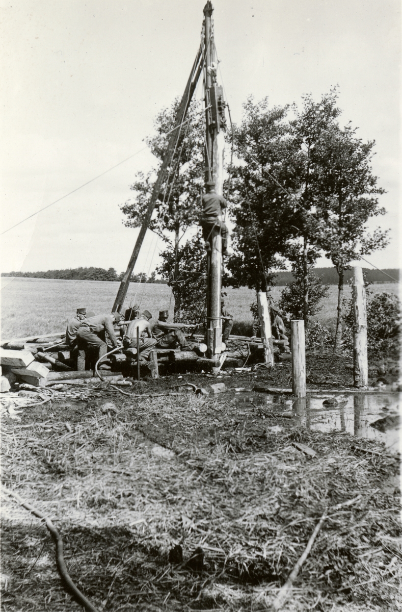 Text i fotoalbum: "Brobygget vid Hammarsundet juli 1936. Pålning på land".