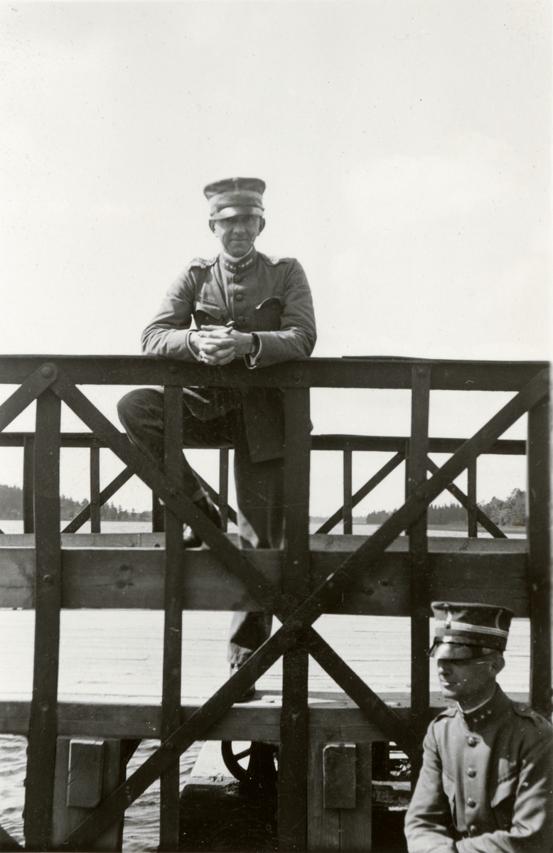 Text i fotoalbum: "Brobygget vid Hammarsundet juli 1936. Bataljonschefen Kruse, komp. ch. Hartmann".