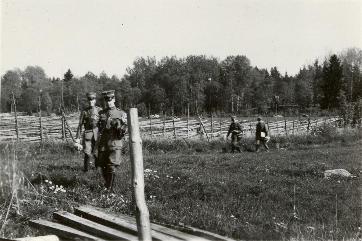Text i fotoalbum: "Utövning i krigskonst maj 1937, kombinerad med blomplockning".