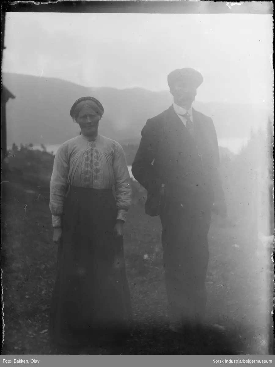 En kvinne og en mann oppstilt utendørs.