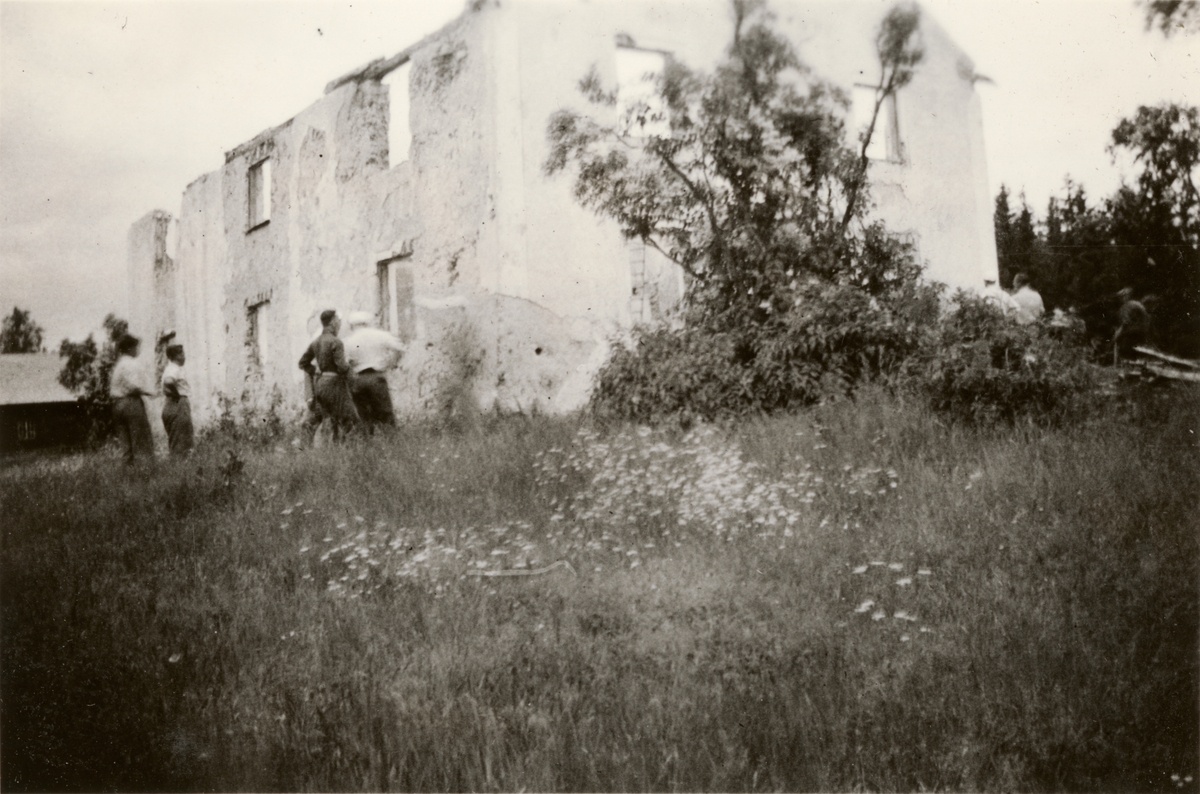 Text i fotoalbum: "3-20 juni 1937 deltog jag i en sprängkurs vid Gyttorp, där vi fick lära oss allt om sprängmedels handhavande".