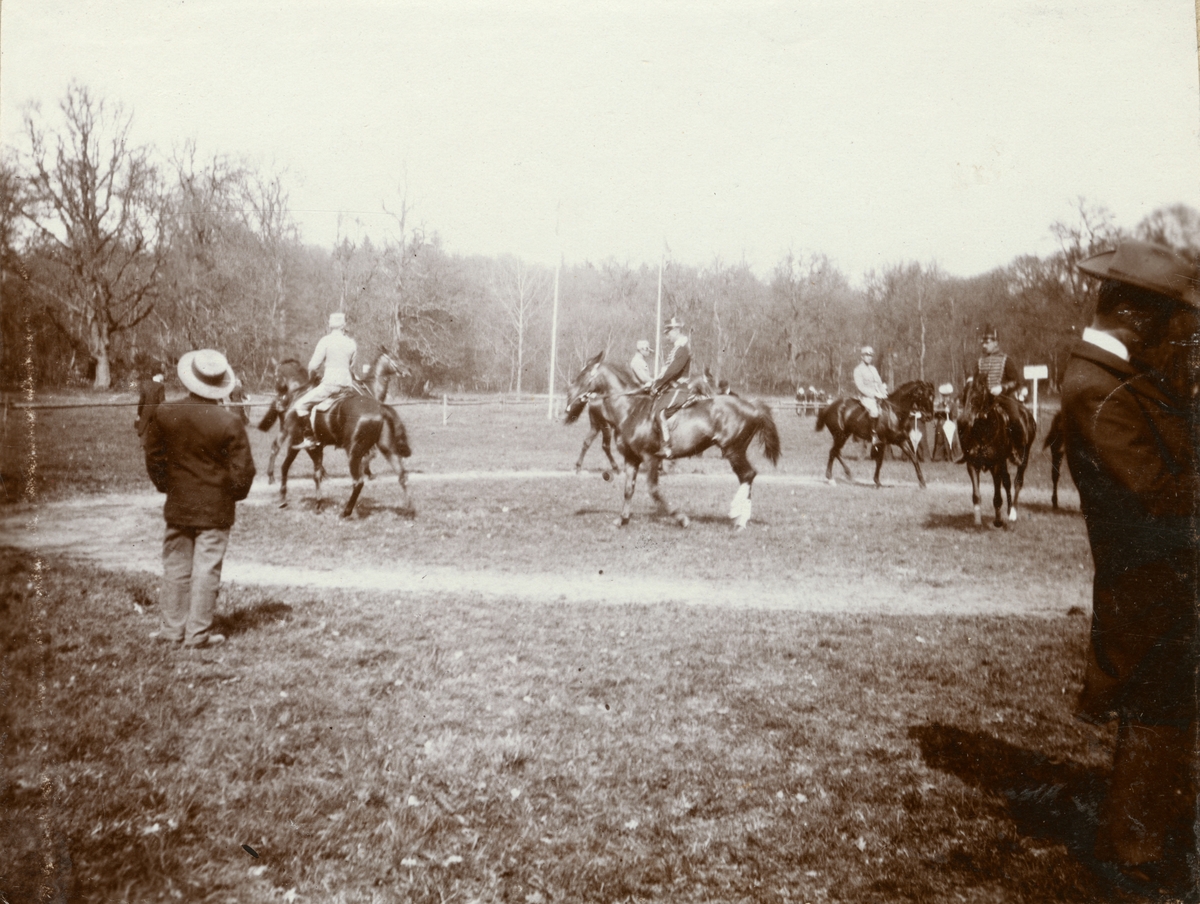 Soldater till häst på övningsplats.