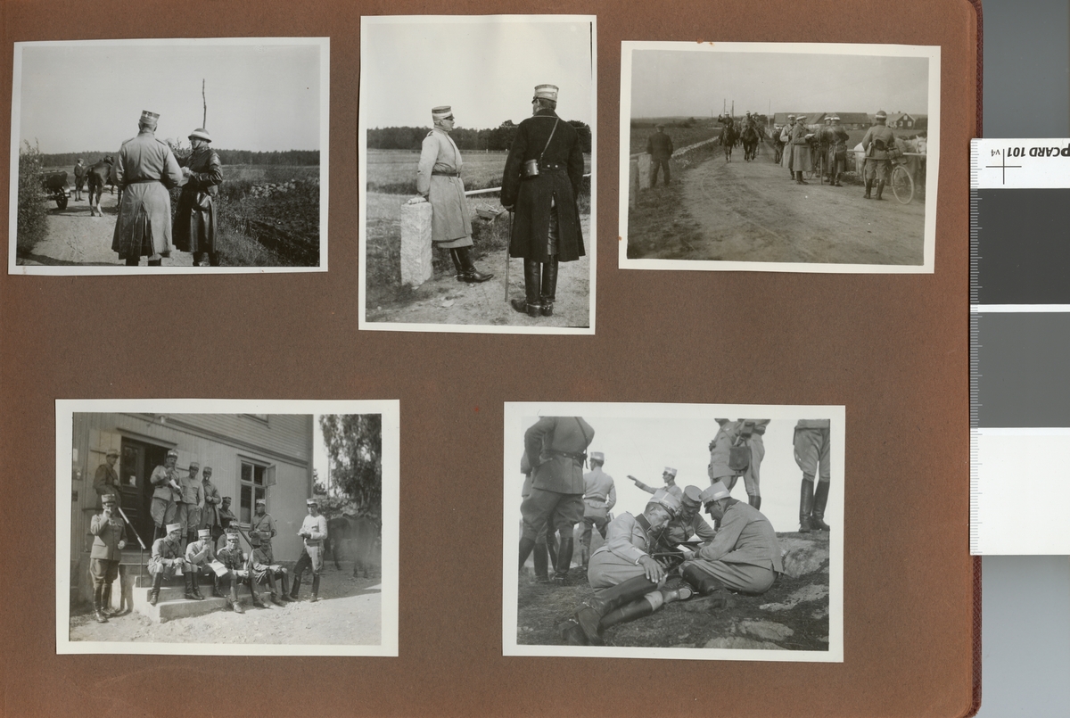 Text i fotoalbum: "Förbindelsekursen 1920". Soldater studerar kartor.