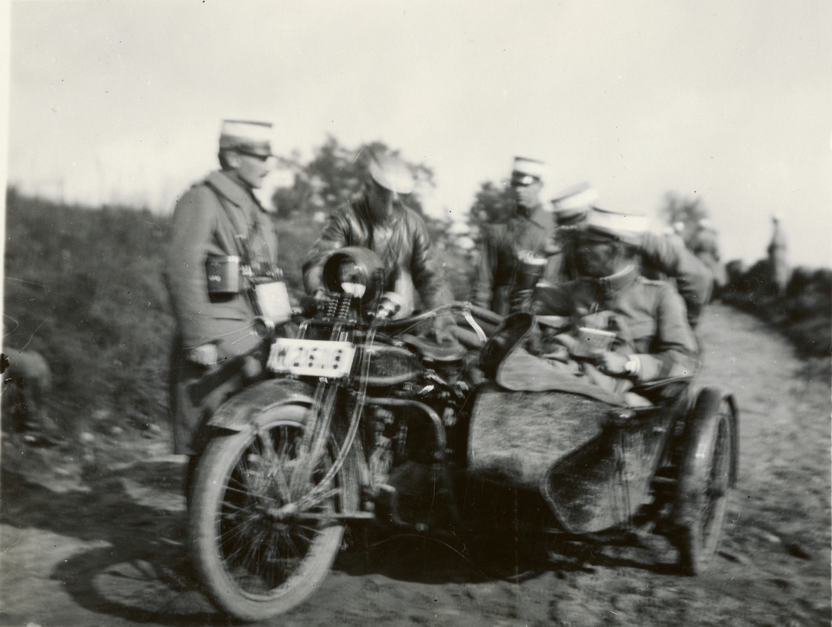 Text i fotoalbum: "Förbindelsekursen 1920". Samling vid motorcykel.