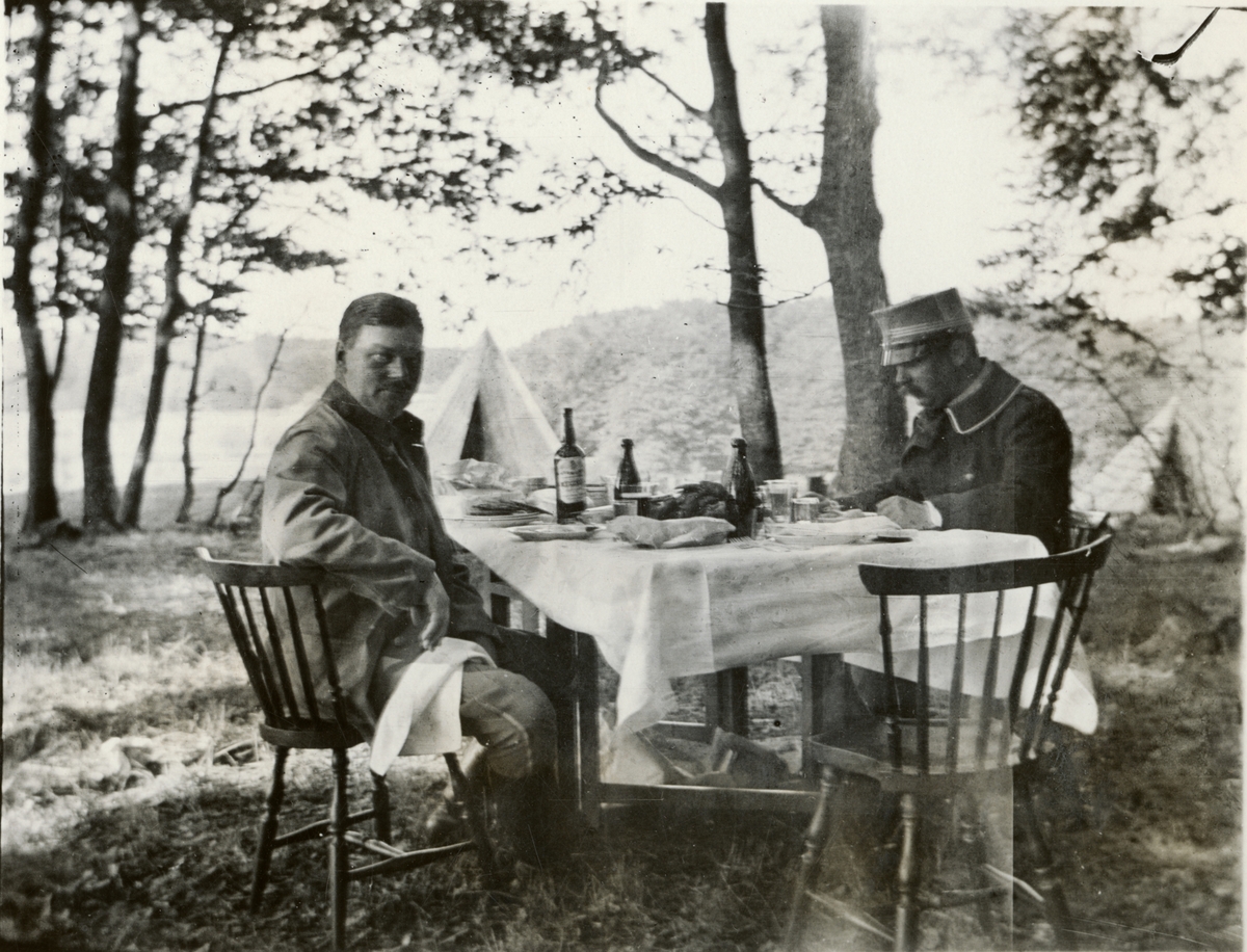 Text i fotoalbum: "Förbindelsekursen 1920". Soldater vid matbord.