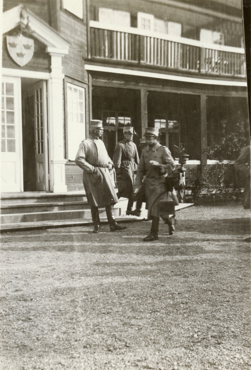 Text i fotoalbum: "Förbindelsekursen 1920". Soldater på kasernområde.