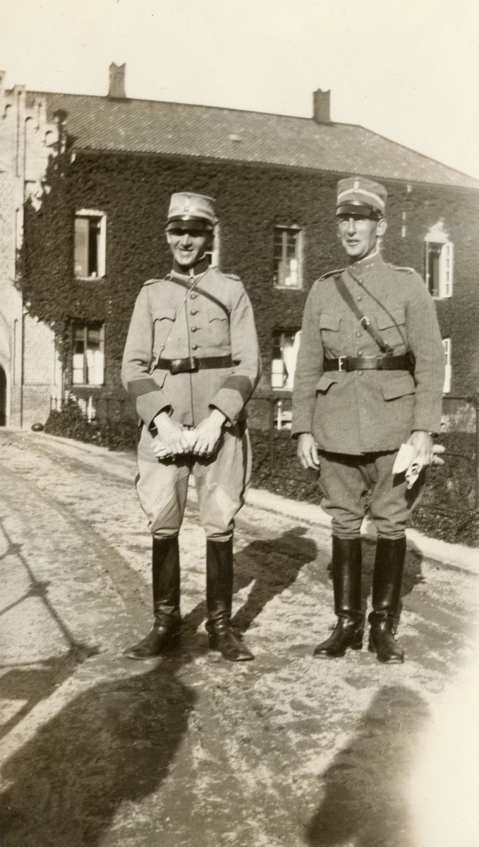 Text i fotoalbum: "Förbindelsekursen 1920". Porträtt med två soldater.