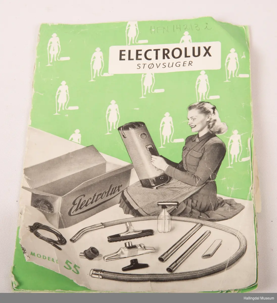 Electrolux støvsuger modell 55 med teppe munnstykke, gulvmunnstykke, møbelbørste, smalt munnstykke, metallrør, slange og bruksanvisning.