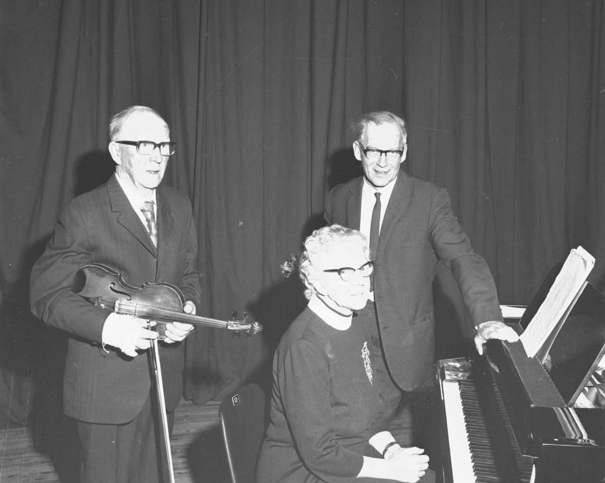 Alvdal, Tre amatørmusikkere, Instrument, Fiolin, Piano