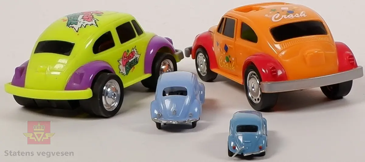 Fire miniatyrbiler av Volkswagen Type 1. Bilene har ulike farger og dekoreringer, og har hovedfargene blå, gul og oransje. Miniatyrene er laget hovedsakelig av plast, med akslinger til hjulene i metall.