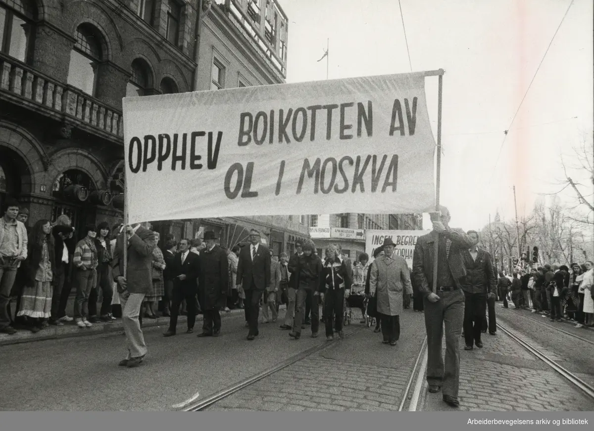 1. mai 1980, Oslo. Parole: Opphev boikotten av OL i Moskva. Tekst skrevet på avisutklipp bakpå: Grafisk stedsstyre i Oslo deltok i Samorg-toget med krav om å oppheve vedtaket om OL-boikott.