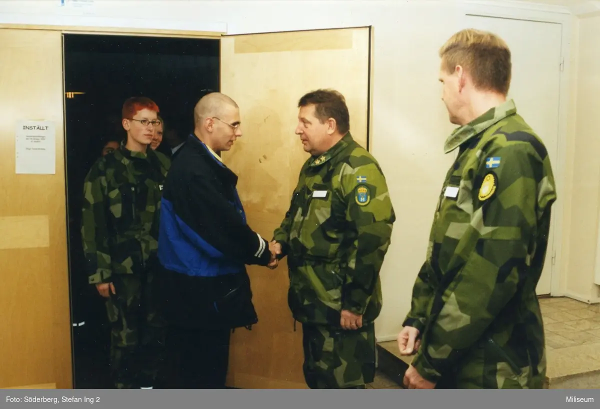 Ceremoni. Hemvärnet på fritidsgården på Ing 2. Dåvarande rikshemvärnschefen Anders Lindström, generalmajor i mitten och överste Bengt Axelsson chef på Ing 2, till höger.