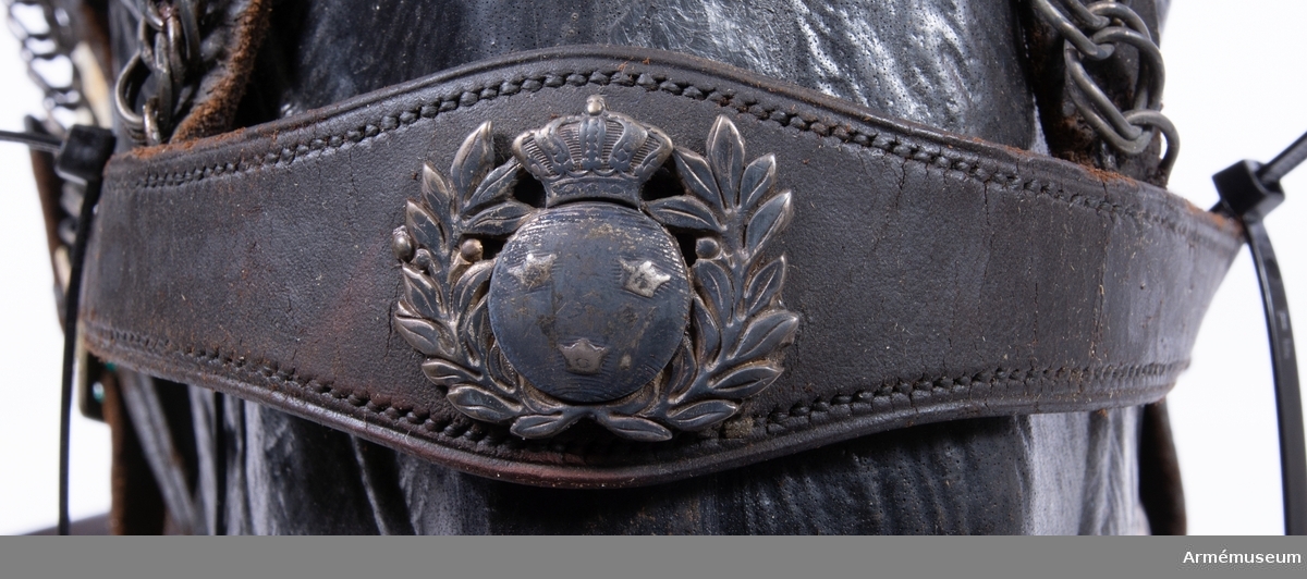 Grupp K: I.

Betseltyg, för officershäst vid Lifgardesregementen till fot; intill 1880, med silverbeslag. Sitter på hästhuvud av plast.