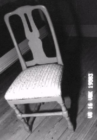 En av två stolar i barockstil.
Rygg med balusterformad genombruten ryggbricka, rak sarg och svarvade ben fram. Fyrkantiga avsättningar vid nedre krysset och vid mellanstycket. Stoppad sits, klädsel av vävt och tryckt randigt tyg. Stolen är målad i grön färg.