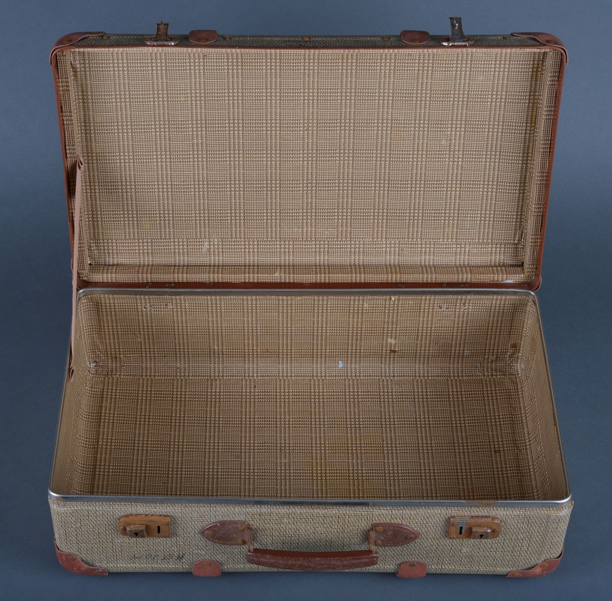 Koffert, rektangulær form
Fabrikkprodusert i papp, metall, skinn
Oppbevaring, bæring og transport av klær og ting.