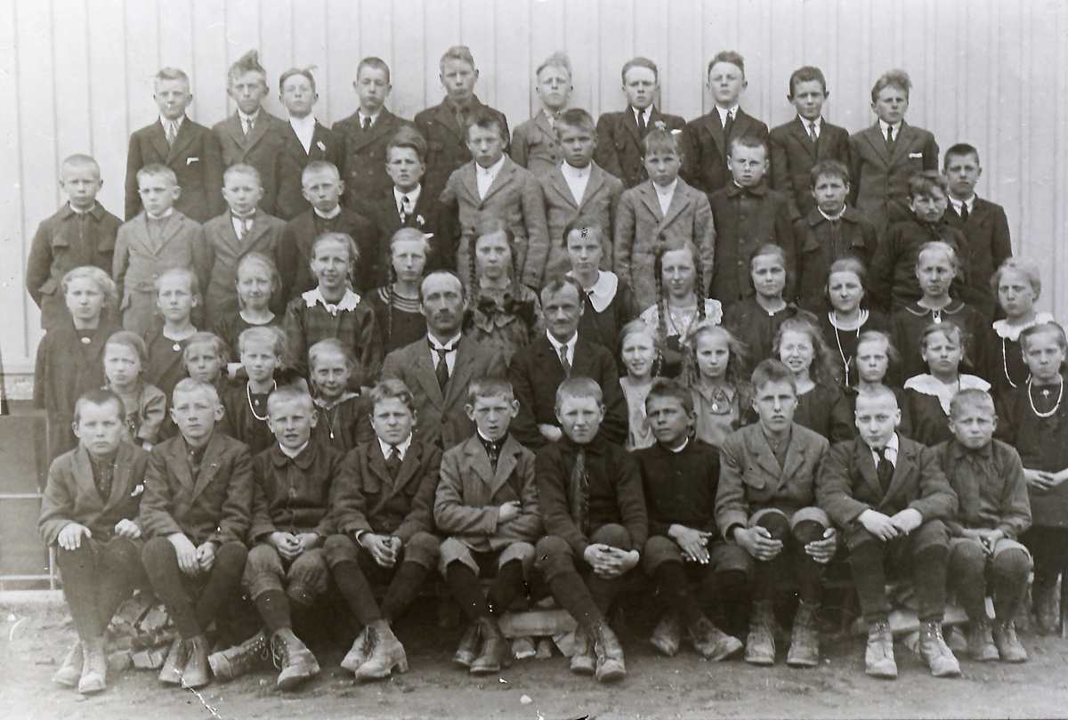 4, 5, 6 og 7 klasse ved Hostvedt skole med lærerne Mathias Rasmussen Beines f. Innvik i Nordfjord 1888, d. 1971 i Bergen, og  Gustav Hantveidt, f.1896 i Gulen, d. 1993 i Bergen.