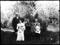 En familie samlet ute i en hage.