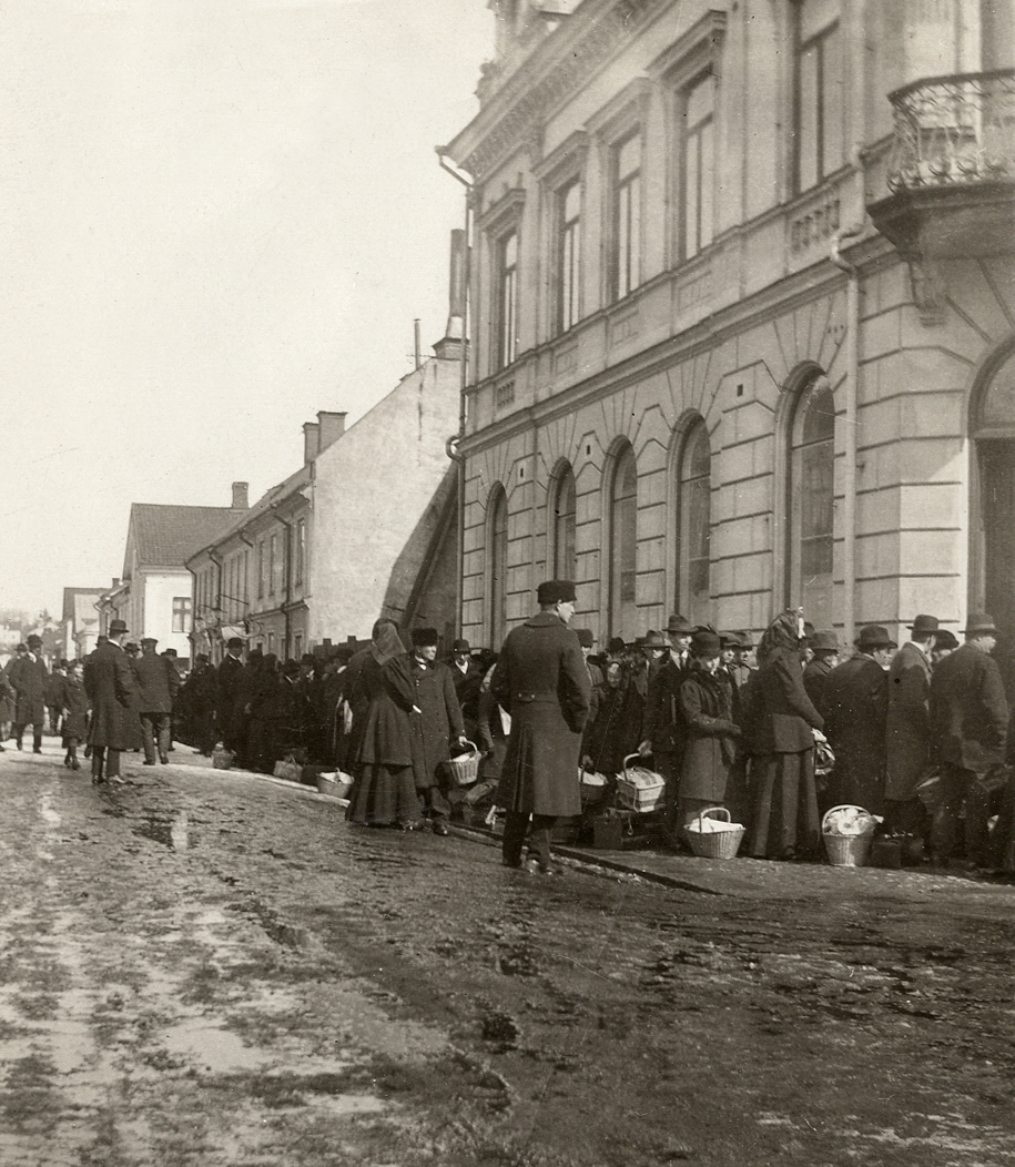 Växjö systembolag, 1917. Kö på Klostergatan.