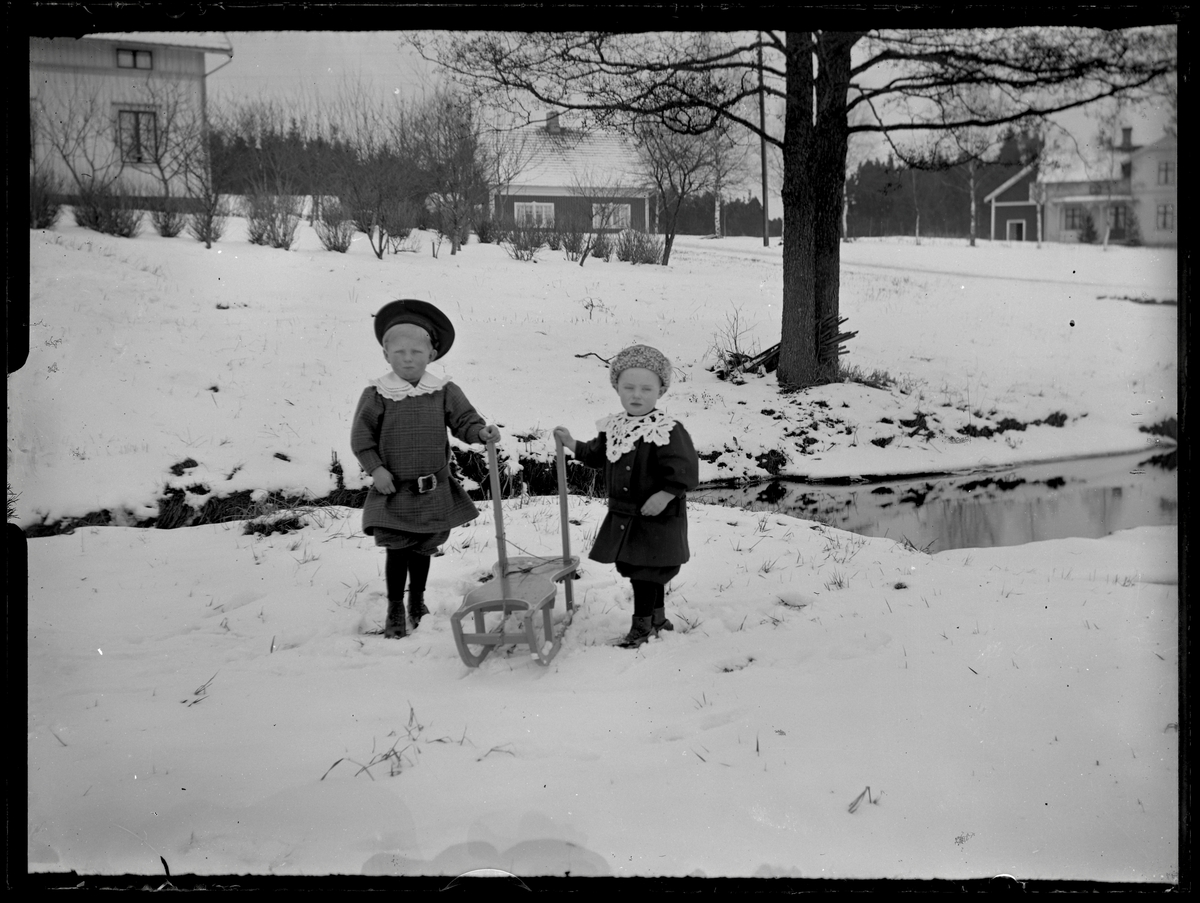 Barn i snön på Storgatan