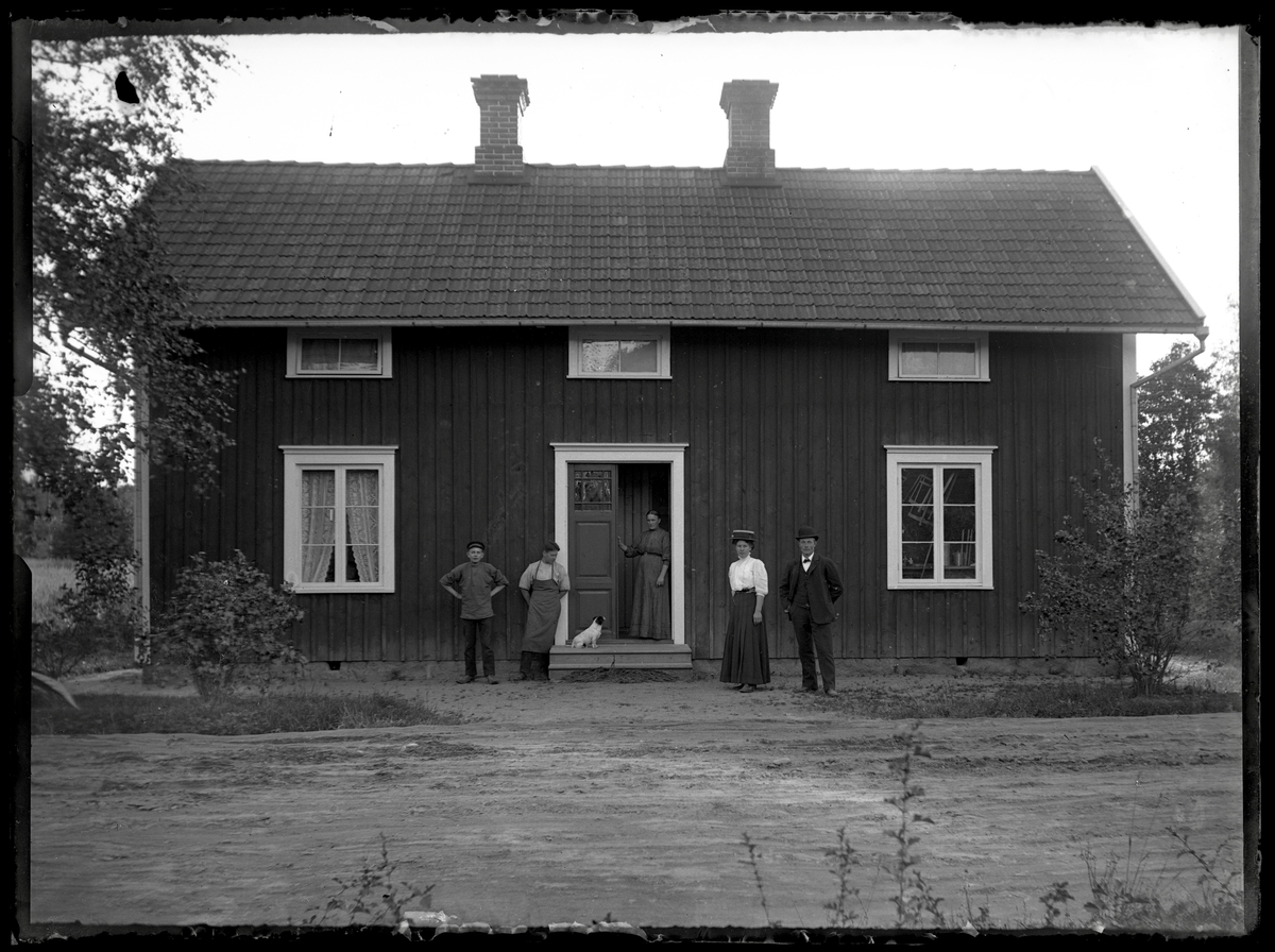Snickarmästaren Alfred Jonsson med familj utanför hemmet i Karlsholm