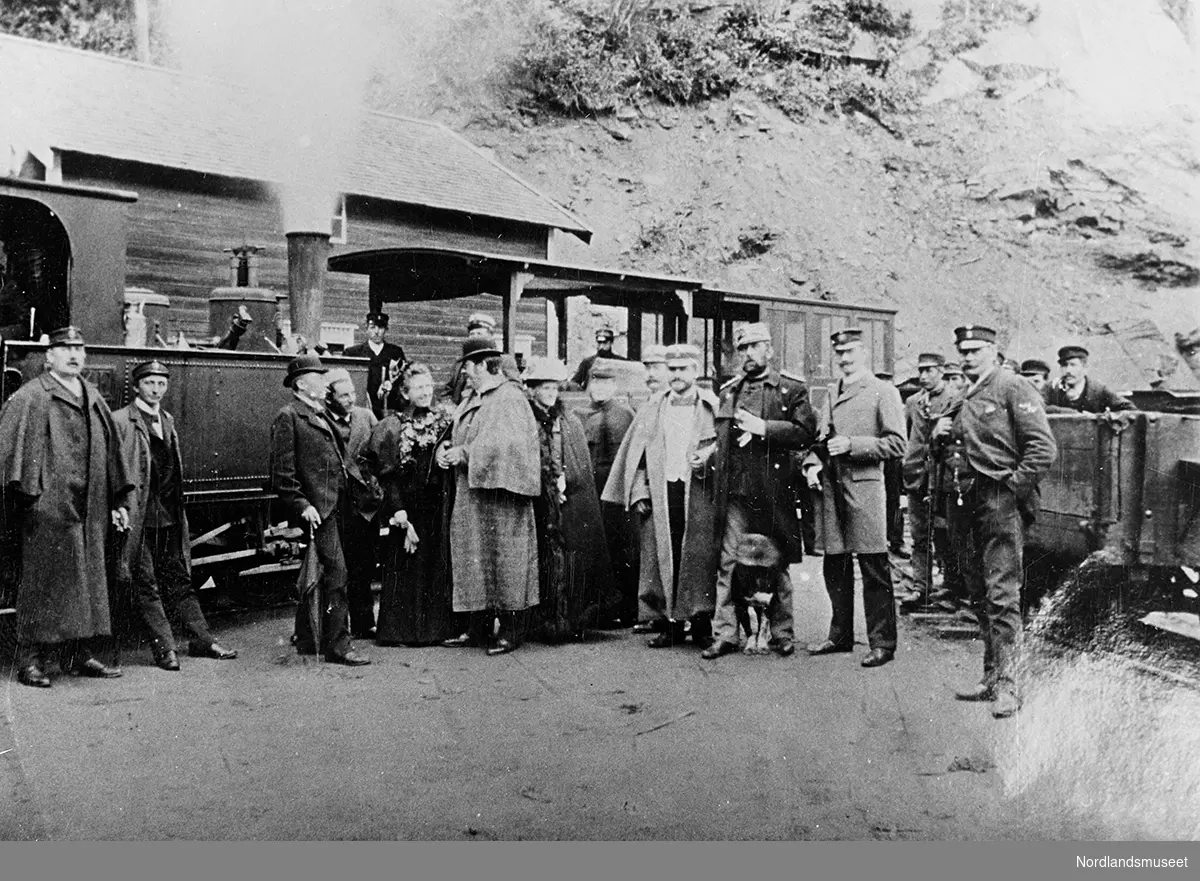 Bildet er antakelig fra gammelbanens åpning til Hellarmo i 1893.