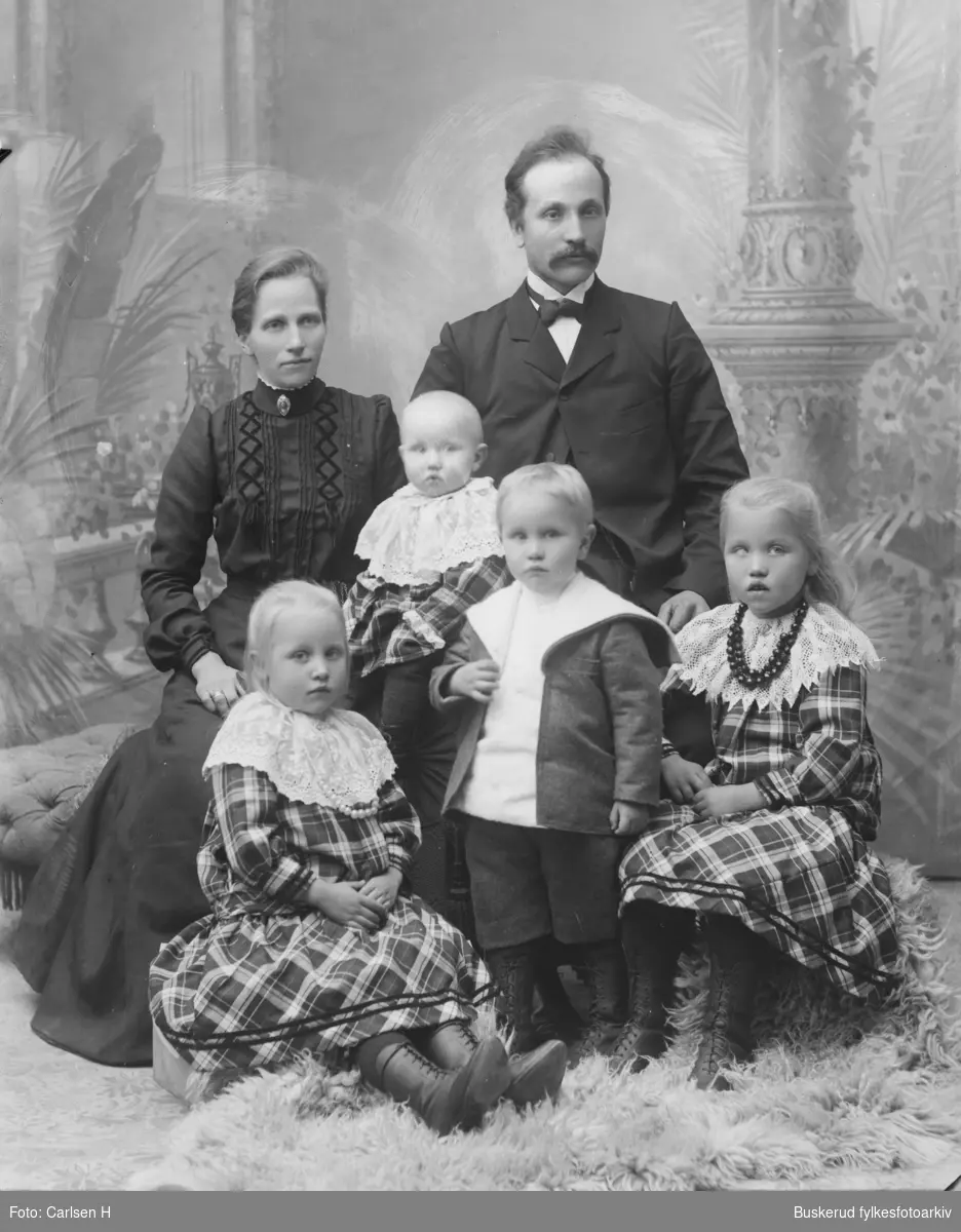 Olaus Svarverud f. 1864,  med sin kone Karen Marie Knutsdtr.f. 1871 med sine barn Kristine Olausdtr. f.1895 ,Karen Lovise Olausdtr. f.1897 og Knut Olaussen f.1899.
Olaus Svarverud drev  landhandel. 