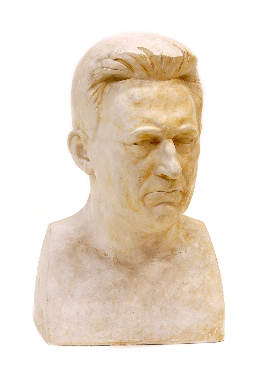 Skulptur, gips, vit. Byst föreställande Fabian Månsson. Modell till bronsskulpturen vid Esplanaden i Gävle.

Gipsoriginal från 1919 utförd av Carl Eldh (1873–1954).
