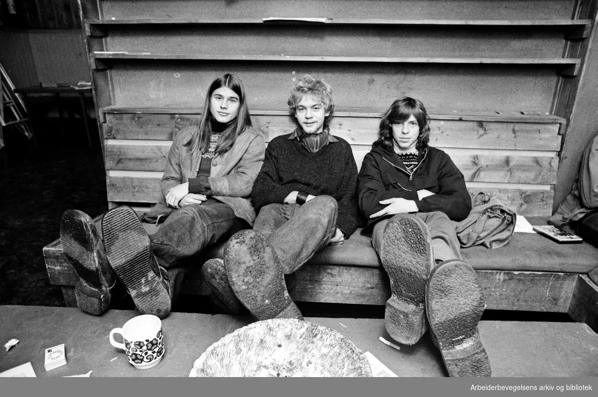 Fra venstre: Terje, Kai og Ole Jesper forberedte seg på flyttesjau da Forsøksgymnaset flyttet fra Hammersborg skole til Tøyenhagen skole i Lakkegata. November 1976.