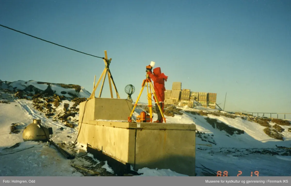Nordkapp. Prosjekt "Nordkapp 1990". Utbygging av Nordkapphallen. I bakgrunnen Globusen. 19.02.1988.